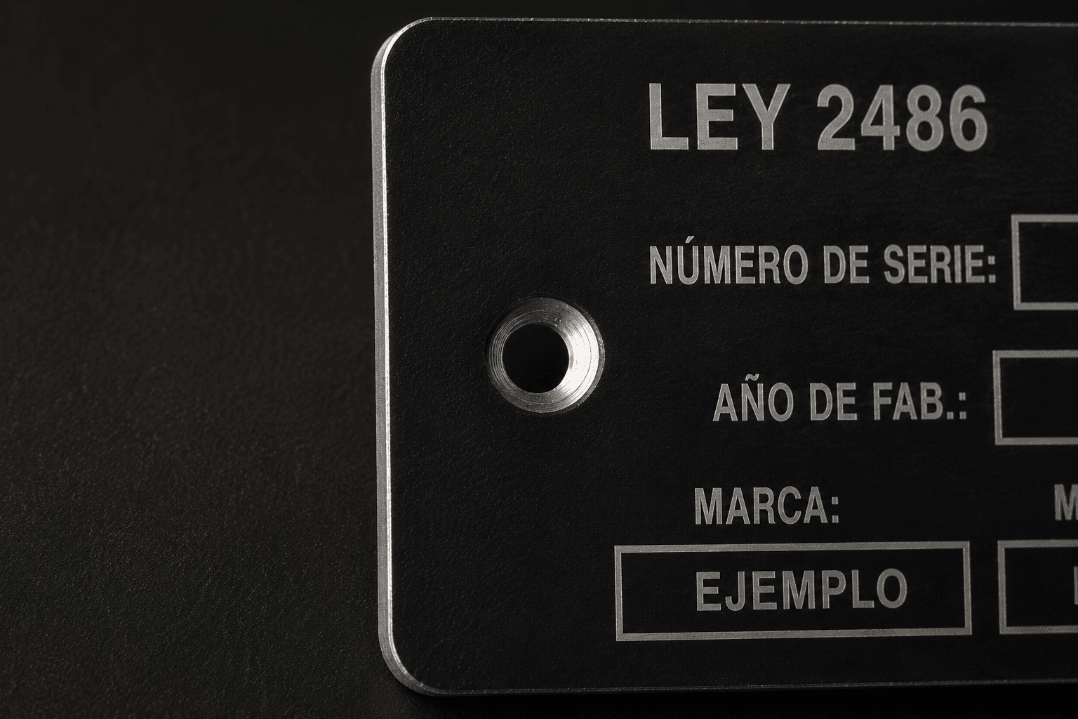 Placa de identificación Ley 2486 de 104 x 30 mm en aluminio anodizado negro mate