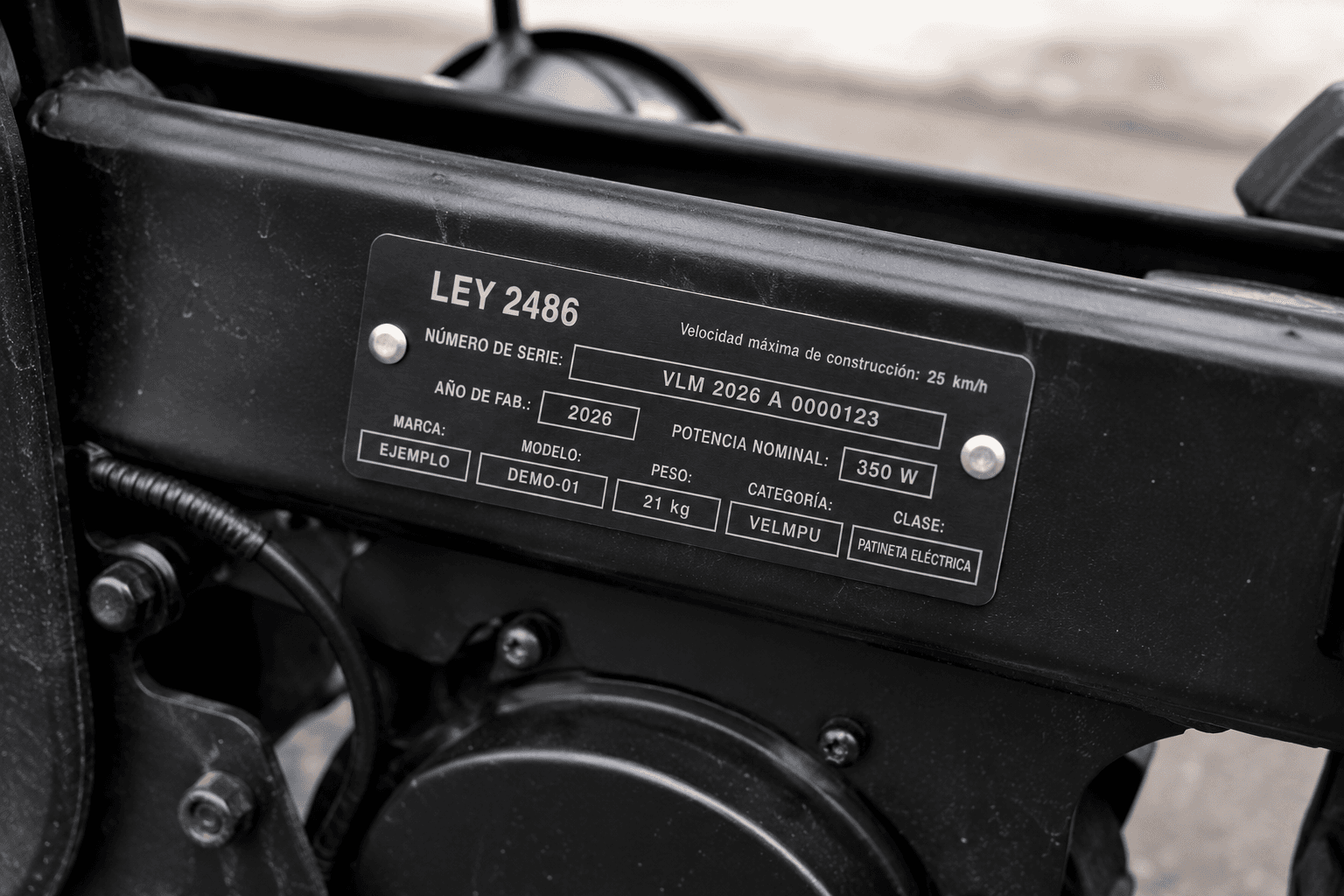 Lámina de identificación Ley 2486 instalada en el chasis de una moto eléctrica liviana