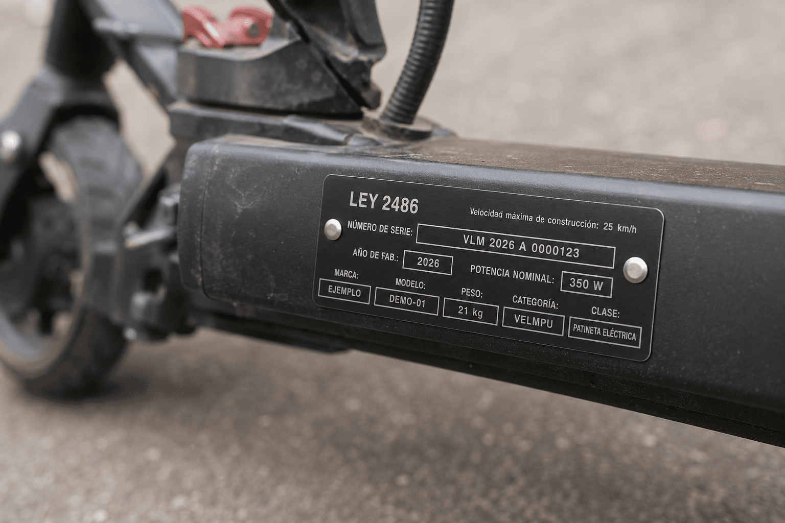 Lámina de identificación VELMPU instalada con remaches en el chasis de una patineta eléctrica